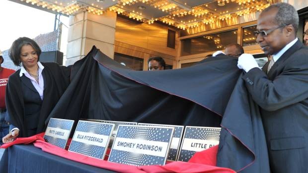 Theater president Janelle Procope and Apollo historian Billy Mitchell unveil the plaques.